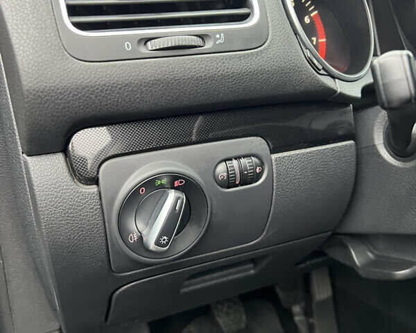 Черный Фольксваген Гольф, объемом двигателя 1.6 л и пробегом 241 тыс. км за 7999 $, фото 28 на Automoto.ua