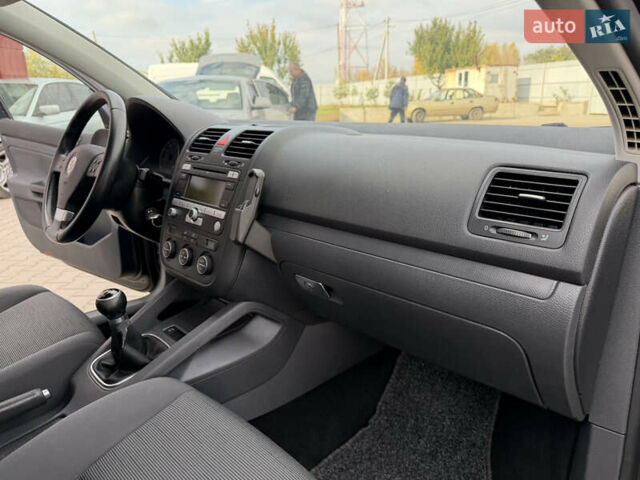 Черный Фольксваген Гольф, объемом двигателя 1.6 л и пробегом 243 тыс. км за 5999 $, фото 29 на Automoto.ua