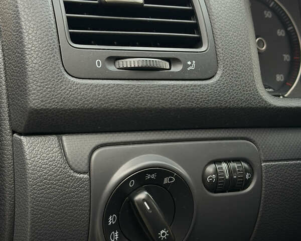 Черный Фольксваген Гольф, объемом двигателя 1.6 л и пробегом 243 тыс. км за 5999 $, фото 32 на Automoto.ua