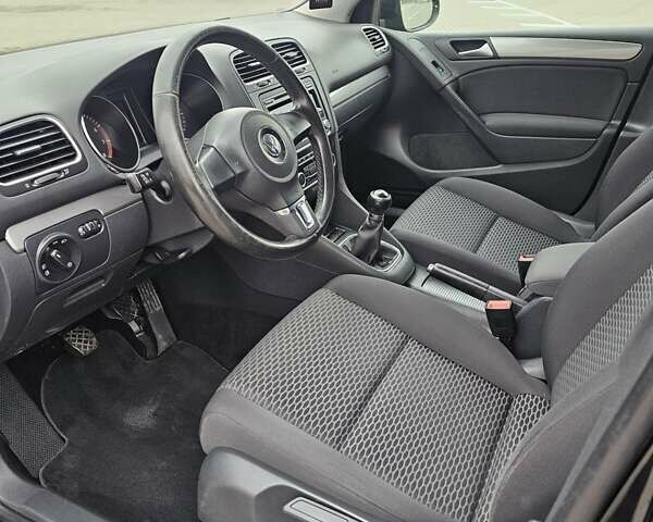 Черный Фольксваген Гольф, объемом двигателя 1.6 л и пробегом 218 тыс. км за 7900 $, фото 17 на Automoto.ua