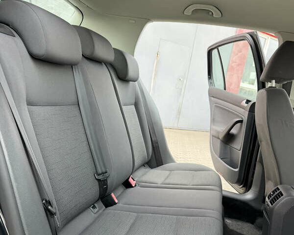 Черный Фольксваген Гольф, объемом двигателя 1.6 л и пробегом 243 тыс. км за 5999 $, фото 26 на Automoto.ua