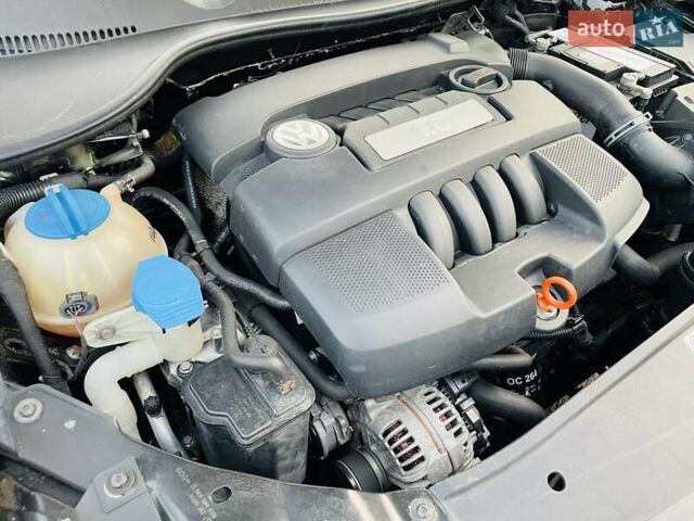 Черный Фольксваген Гольф, объемом двигателя 1.6 л и пробегом 247 тыс. км за 7950 $, фото 60 на Automoto.ua