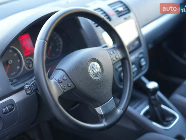 Черный Фольксваген Гольф, объемом двигателя 1.4 л и пробегом 258 тыс. км за 5999 $, фото 13 на Automoto.ua