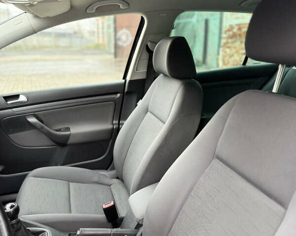 Черный Фольксваген Гольф, объемом двигателя 1.6 л и пробегом 185 тыс. км за 6999 $, фото 28 на Automoto.ua