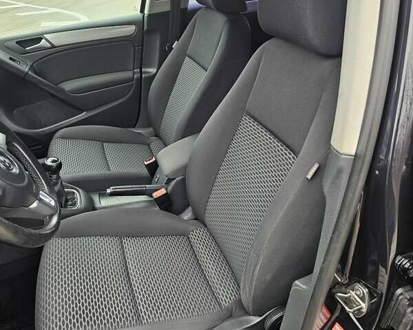 Черный Фольксваген Гольф, объемом двигателя 1.6 л и пробегом 218 тыс. км за 7900 $, фото 18 на Automoto.ua