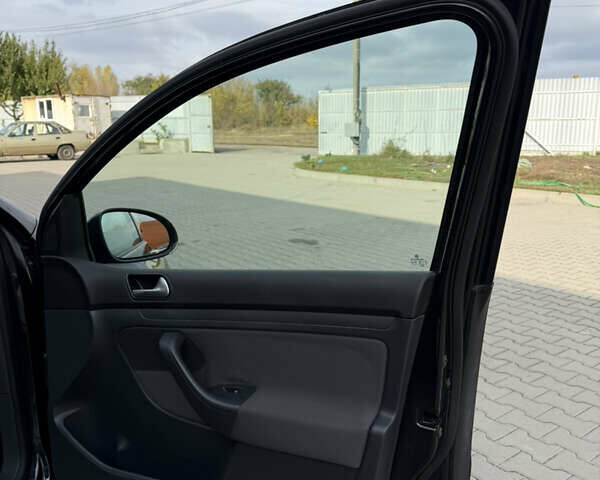 Черный Фольксваген Гольф, объемом двигателя 1.6 л и пробегом 243 тыс. км за 5999 $, фото 24 на Automoto.ua