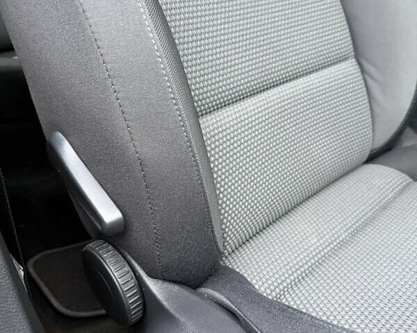 Черный Фольксваген Гольф, объемом двигателя 1.6 л и пробегом 198 тыс. км за 7950 $, фото 106 на Automoto.ua