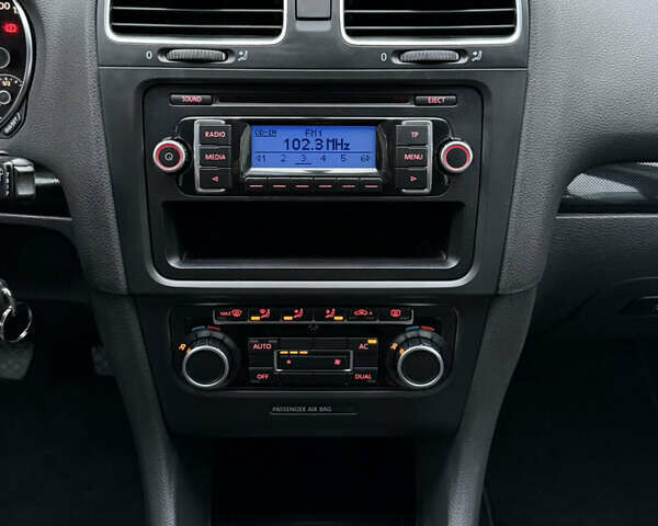 Черный Фольксваген Гольф, объемом двигателя 1.6 л и пробегом 198 тыс. км за 7899 $, фото 80 на Automoto.ua