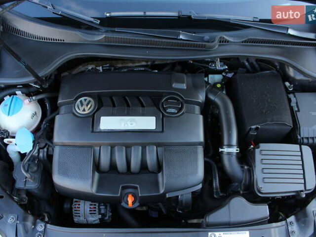 Черный Фольксваген Гольф, объемом двигателя 1.6 л и пробегом 210 тыс. км за 7590 $, фото 79 на Automoto.ua