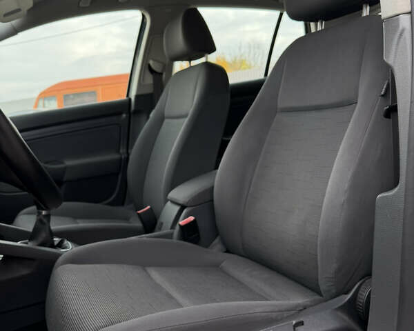 Черный Фольксваген Гольф, объемом двигателя 1.6 л и пробегом 243 тыс. км за 5999 $, фото 20 на Automoto.ua