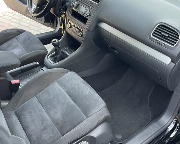 Чорний Фольксваген Гольф, об'ємом двигуна 1.39 л та пробігом 208 тис. км за 7900 $, фото 56 на Automoto.ua