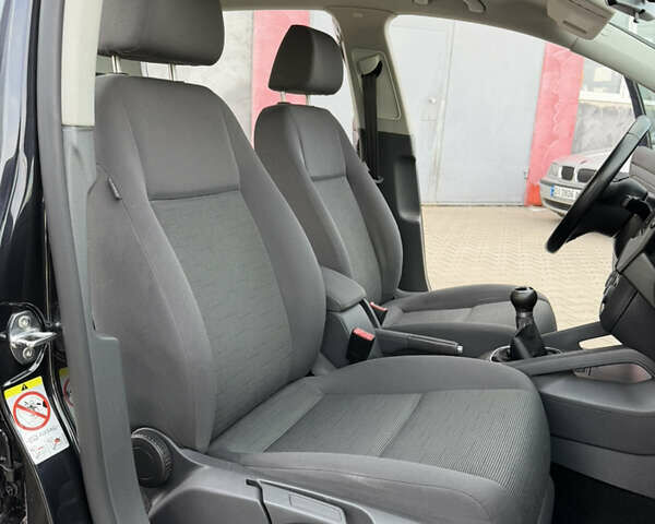 Черный Фольксваген Гольф, объемом двигателя 1.6 л и пробегом 243 тыс. км за 5999 $, фото 28 на Automoto.ua