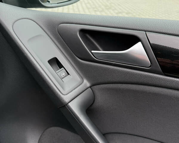 Черный Фольксваген Гольф, объемом двигателя 1.6 л и пробегом 198 тыс. км за 7899 $, фото 75 на Automoto.ua