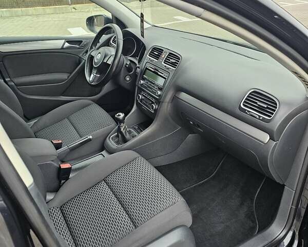 Черный Фольксваген Гольф, объемом двигателя 1.6 л и пробегом 218 тыс. км за 7900 $, фото 25 на Automoto.ua