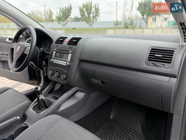 Черный Фольксваген Гольф, объемом двигателя 1.6 л и пробегом 189 тыс. км за 6650 $, фото 34 на Automoto.ua