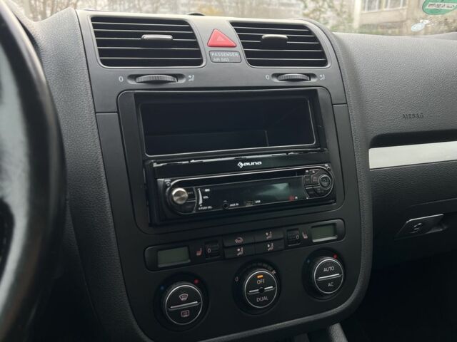 Черный Фольксваген Гольф, объемом двигателя 1.6 л и пробегом 167 тыс. км за 6999 $, фото 12 на Automoto.ua