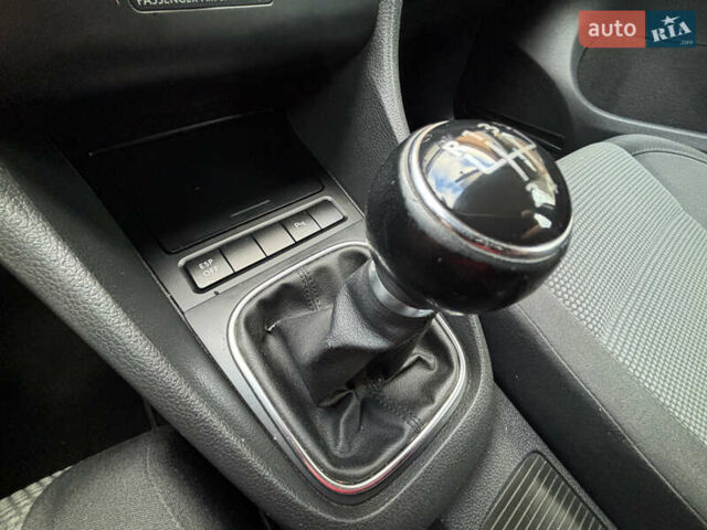 Черный Фольксваген Гольф, объемом двигателя 1.6 л и пробегом 250 тыс. км за 7150 $, фото 35 на Automoto.ua