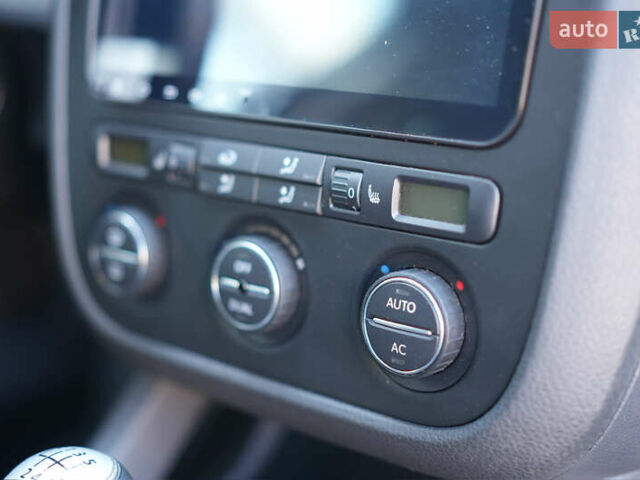 Черный Фольксваген Гольф, объемом двигателя 1.4 л и пробегом 258 тыс. км за 5999 $, фото 10 на Automoto.ua