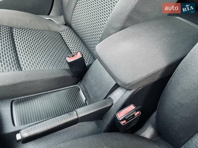 Черный Фольксваген Гольф, объемом двигателя 1.6 л и пробегом 247 тыс. км за 7950 $, фото 51 на Automoto.ua