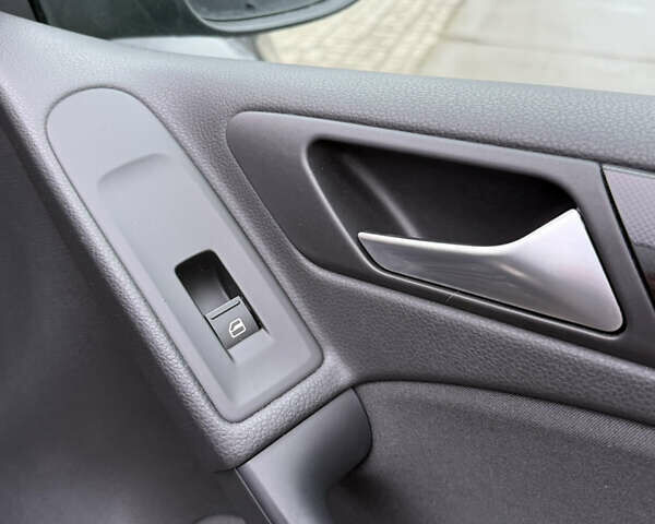 Черный Фольксваген Гольф, объемом двигателя 1.6 л и пробегом 198 тыс. км за 7950 $, фото 105 на Automoto.ua