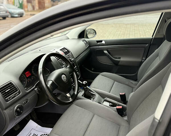 Черный Фольксваген Гольф, объемом двигателя 1.6 л и пробегом 185 тыс. км за 6999 $, фото 21 на Automoto.ua