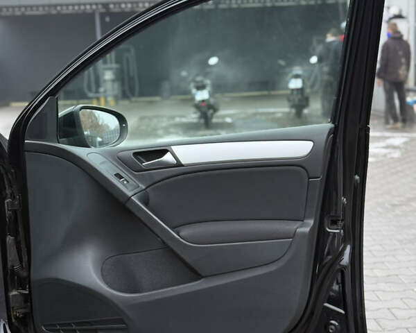 Черный Фольксваген Гольф, объемом двигателя 1.4 л и пробегом 227 тыс. км за 8500 $, фото 80 на Automoto.ua