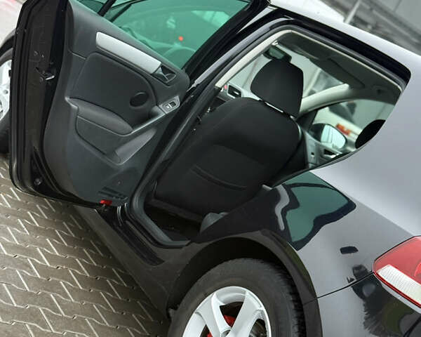 Черный Фольксваген Гольф, объемом двигателя 1.4 л и пробегом 227 тыс. км за 8500 $, фото 58 на Automoto.ua