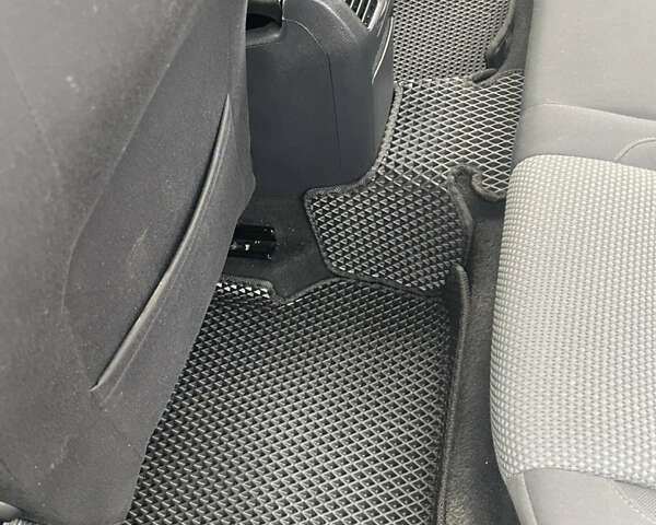 Черный Фольксваген Гольф, объемом двигателя 1.39 л и пробегом 172 тыс. км за 9700 $, фото 16 на Automoto.ua