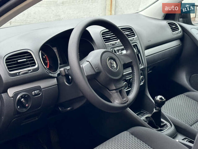 Черный Фольксваген Гольф, объемом двигателя 1.6 л и пробегом 138 тыс. км за 7950 $, фото 22 на Automoto.ua