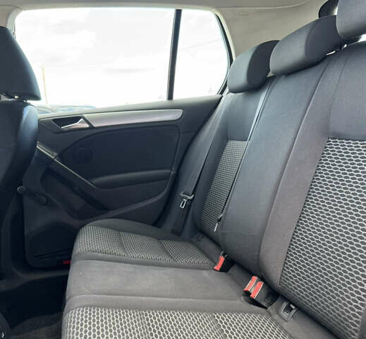 Черный Фольксваген Гольф, объемом двигателя 1.6 л и пробегом 186 тыс. км за 7999 $, фото 28 на Automoto.ua