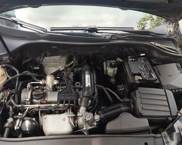 Черный Фольксваген Гольф, объемом двигателя 1.2 л и пробегом 134 тыс. км за 7200 $, фото 10 на Automoto.ua