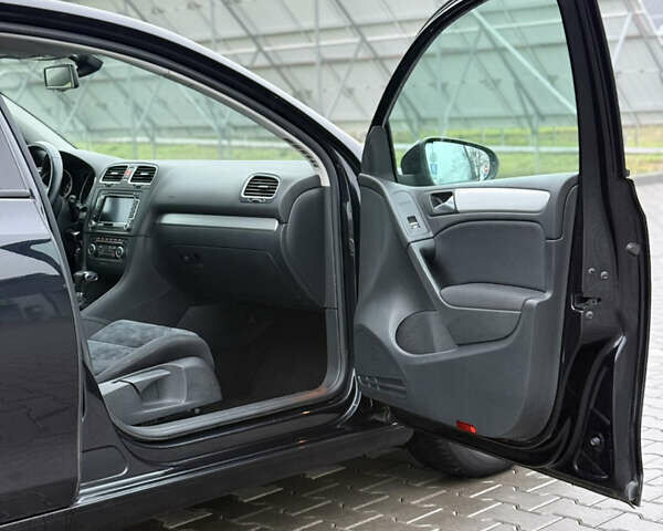 Черный Фольксваген Гольф, объемом двигателя 1.4 л и пробегом 227 тыс. км за 8500 $, фото 79 на Automoto.ua