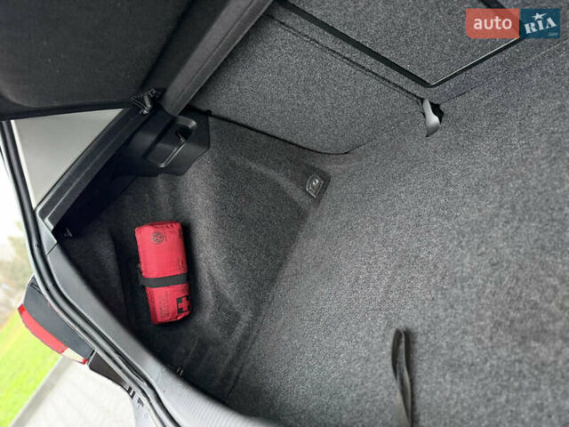 Черный Фольксваген Гольф, объемом двигателя 1.4 л и пробегом 227 тыс. км за 8500 $, фото 90 на Automoto.ua