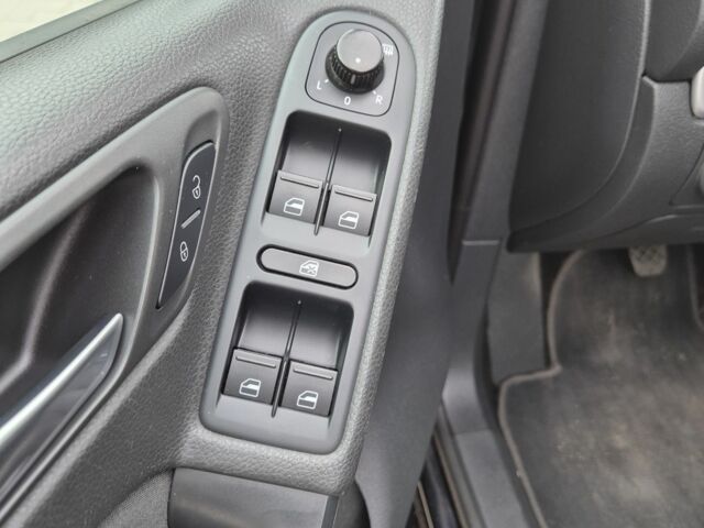 Черный Фольксваген Гольф, объемом двигателя 1.4 л и пробегом 236 тыс. км за 6400 $, фото 18 на Automoto.ua