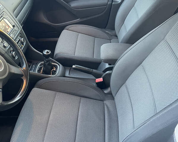 Черный Фольксваген Гольф, объемом двигателя 1.6 л и пробегом 236 тыс. км за 7300 $, фото 2 на Automoto.ua