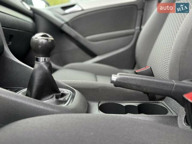 Чорний Фольксваген Гольф, об'ємом двигуна 1.39 л та пробігом 155 тис. км за 7400 $, фото 46 на Automoto.ua