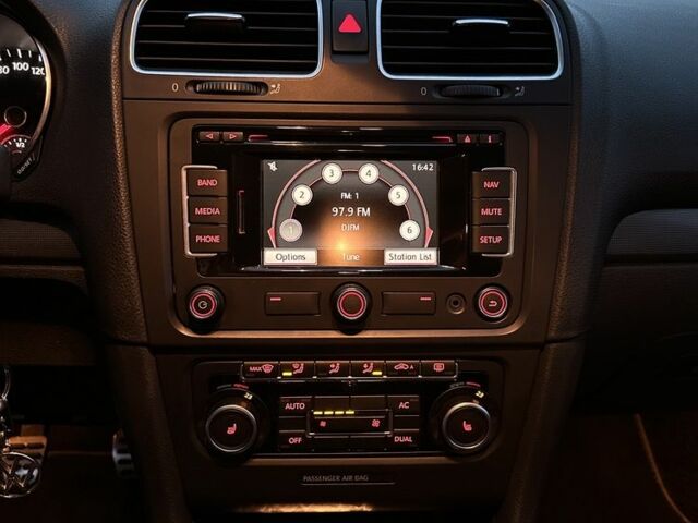 Черный Фольксваген Гольф, объемом двигателя 1.6 л и пробегом 274 тыс. км за 8300 $, фото 22 на Automoto.ua