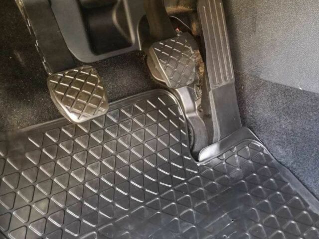 Черный Фольксваген Гольф, объемом двигателя 1.2 л и пробегом 214 тыс. км за 6700 $, фото 14 на Automoto.ua