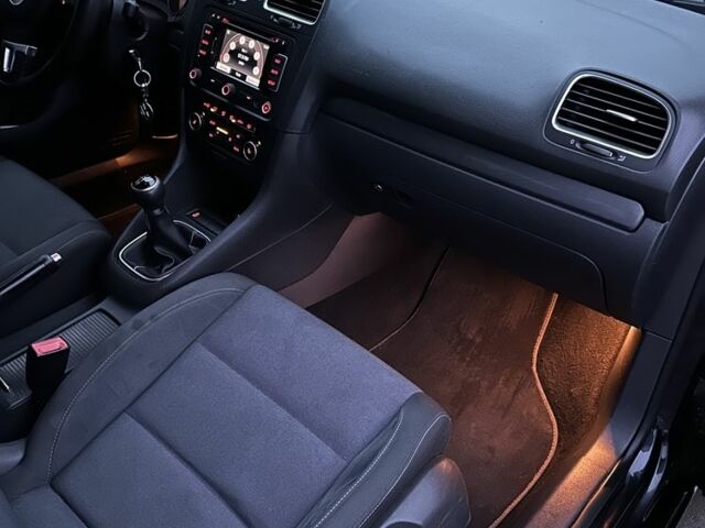 Черный Фольксваген Гольф, объемом двигателя 1.6 л и пробегом 274 тыс. км за 8300 $, фото 19 на Automoto.ua