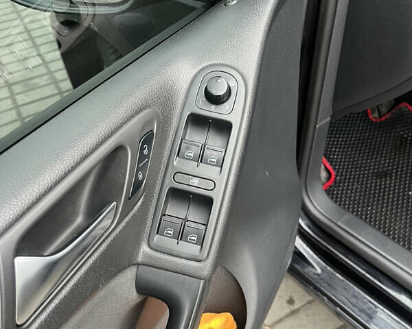 Черный Фольксваген Гольф, объемом двигателя 1.6 л и пробегом 317 тыс. км за 7500 $, фото 28 на Automoto.ua