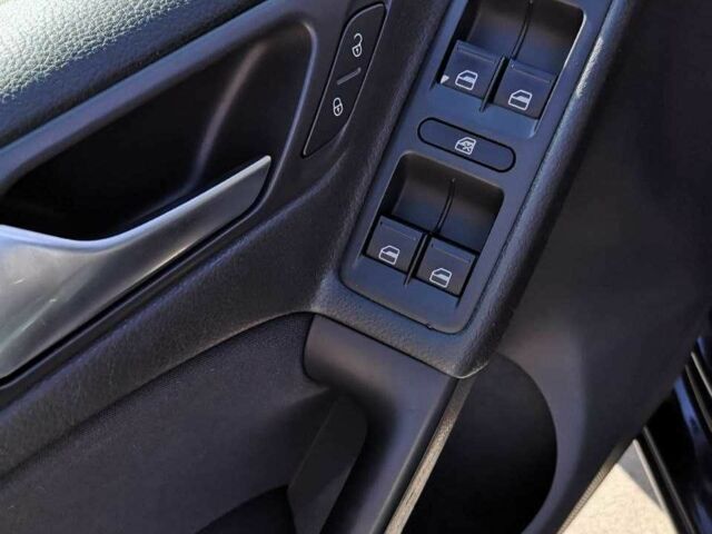 Черный Фольксваген Гольф, объемом двигателя 1.2 л и пробегом 214 тыс. км за 6700 $, фото 19 на Automoto.ua