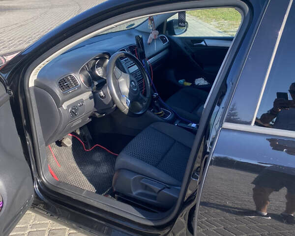 Черный Фольксваген Гольф, объемом двигателя 1.2 л и пробегом 236 тыс. км за 8200 $, фото 7 на Automoto.ua