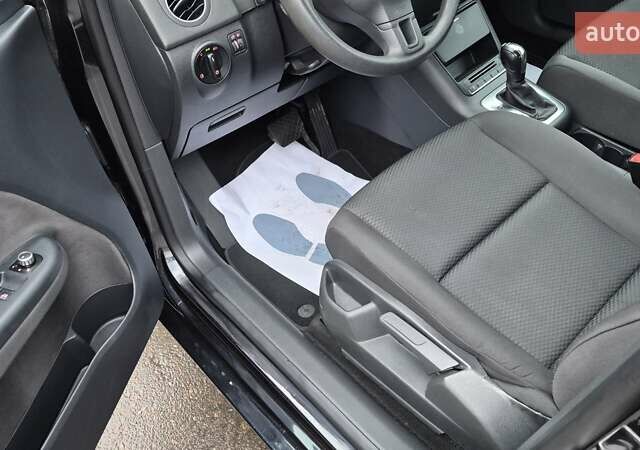 Черный Фольксваген Гольф, объемом двигателя 1.39 л и пробегом 187 тыс. км за 8550 $, фото 19 на Automoto.ua