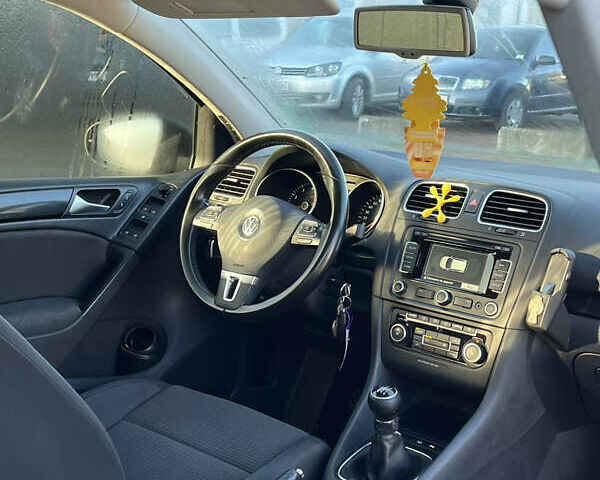 Черный Фольксваген Гольф, объемом двигателя 1.2 л и пробегом 243 тыс. км за 7700 $, фото 26 на Automoto.ua