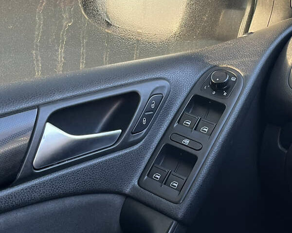 Черный Фольксваген Гольф, объемом двигателя 1.2 л и пробегом 243 тыс. км за 7700 $, фото 22 на Automoto.ua