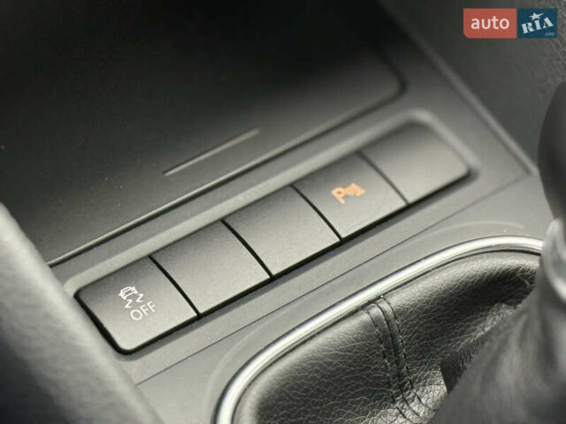 Черный Фольксваген Гольф, объемом двигателя 1.6 л и пробегом 160 тыс. км за 7500 $, фото 22 на Automoto.ua