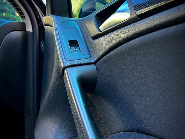 Черный Фольксваген Гольф, объемом двигателя 1.6 л и пробегом 237 тыс. км за 9500 $, фото 7 на Automoto.ua