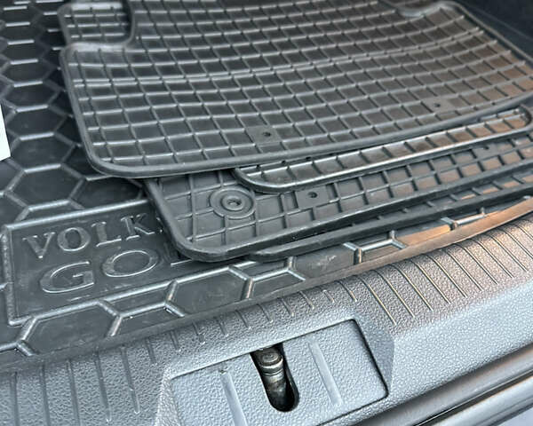 Черный Фольксваген Гольф, объемом двигателя 1.6 л и пробегом 299 тыс. км за 11500 $, фото 37 на Automoto.ua