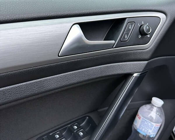 Черный Фольксваген Гольф, объемом двигателя 1.6 л и пробегом 299 тыс. км за 11500 $, фото 21 на Automoto.ua