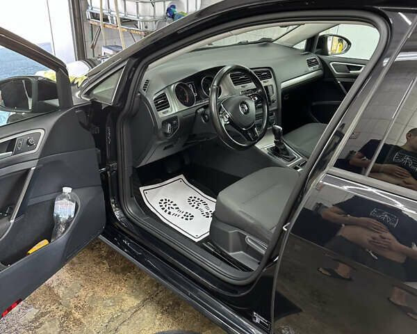 Черный Фольксваген Гольф, объемом двигателя 1.6 л и пробегом 299 тыс. км за 11500 $, фото 47 на Automoto.ua